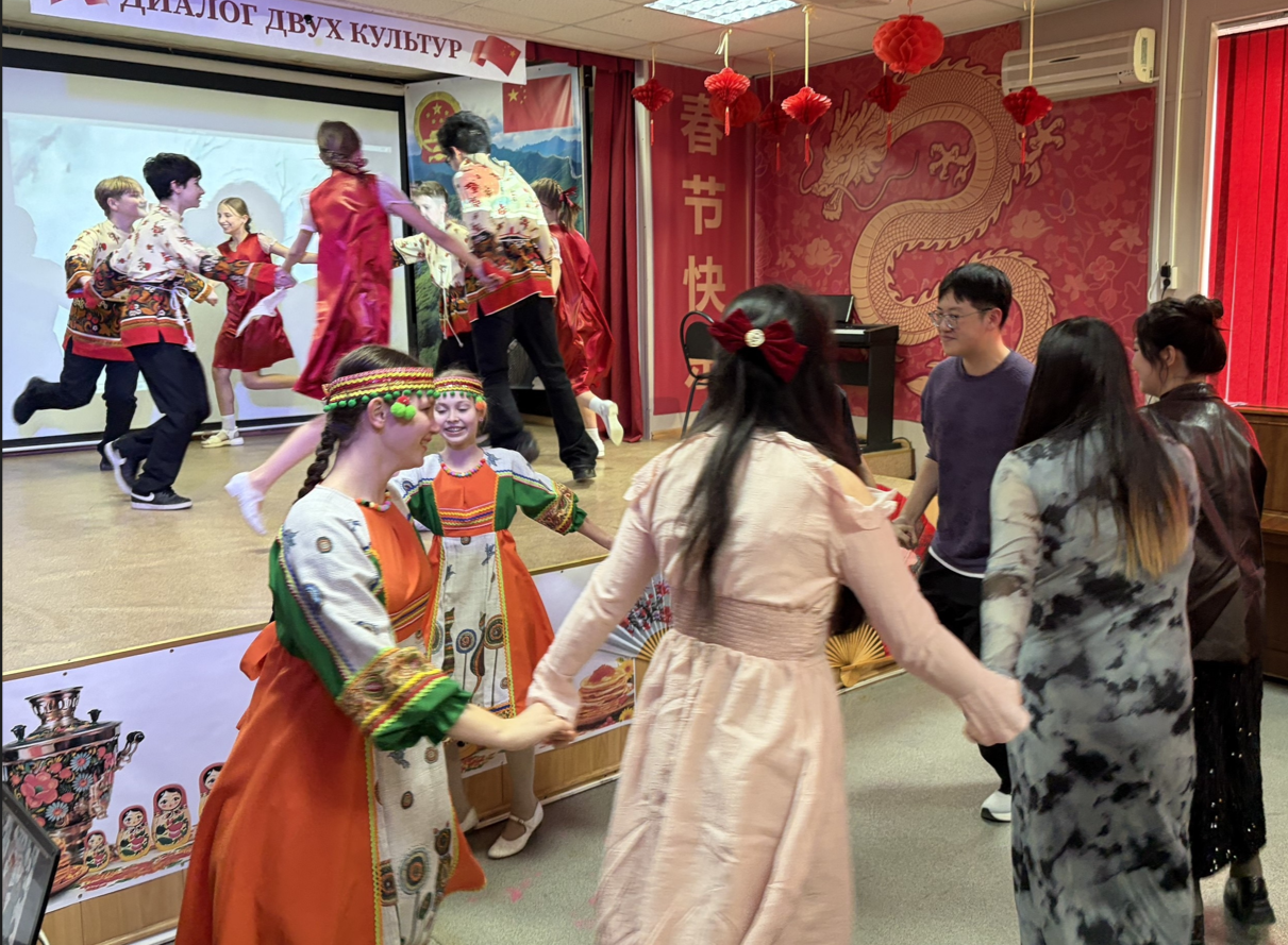 Astrakhan pupils treated their Chinese friends to pancakes and danced with them