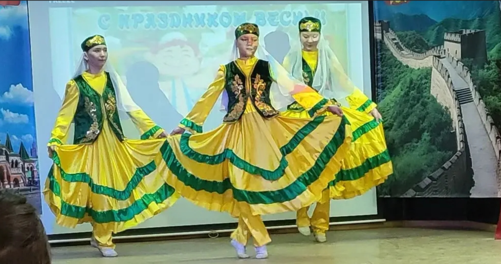 Astrakhan pupils treated their Chinese friends to pancakes and danced with them