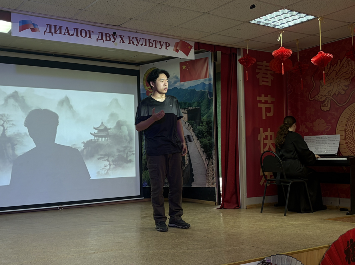 Astrakhan pupils treated their Chinese friends to pancakes and danced with them