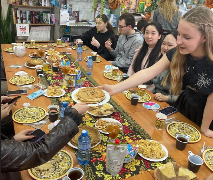Astrakhan pupils treated their Chinese friends to pancakes and danced with them