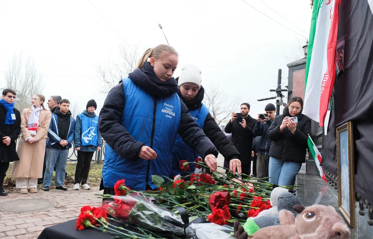 People Bring Flowers to Iranian Consulate General in Astrakhan