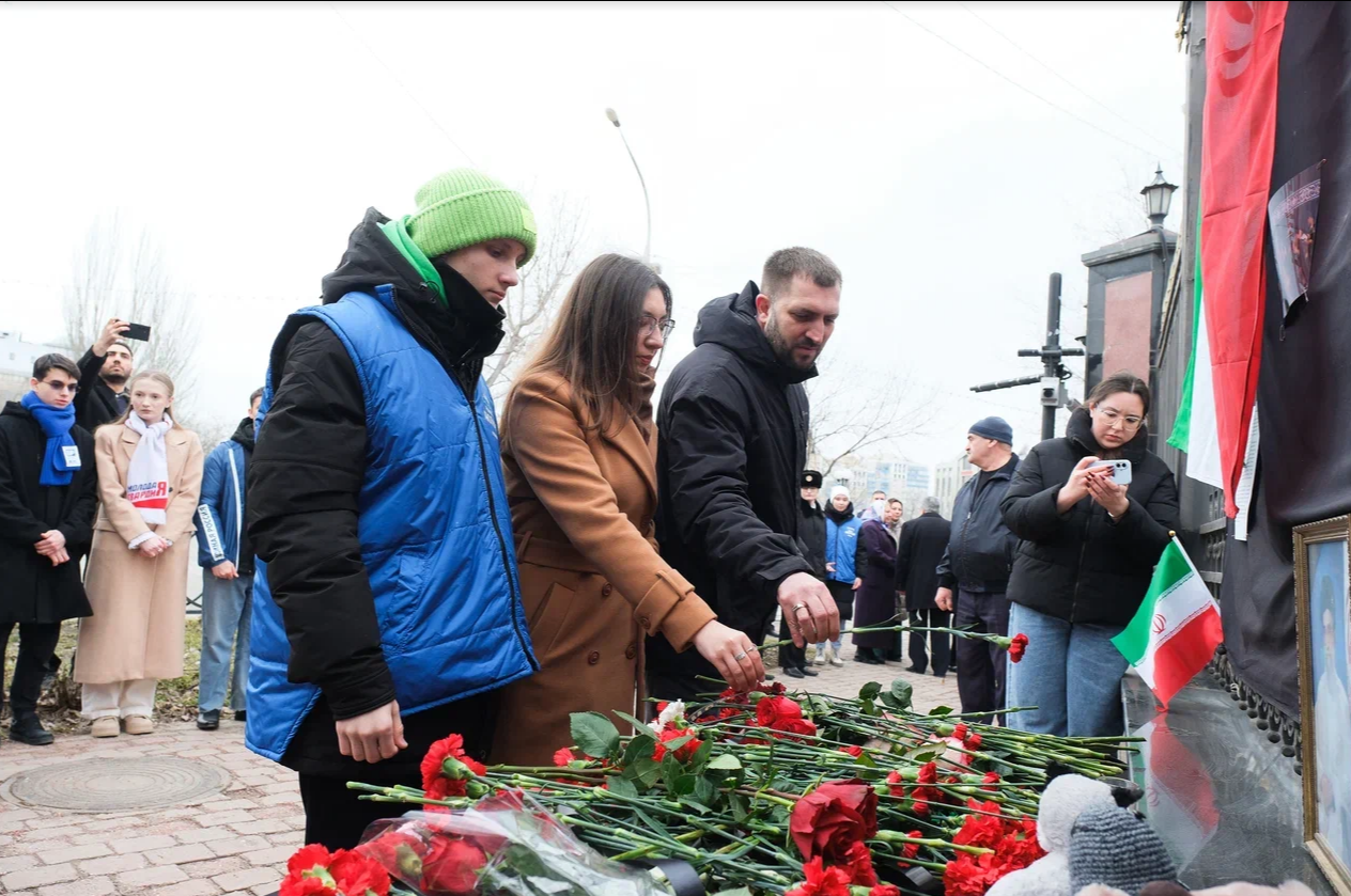 People Bring Flowers to Iranian Consulate General in Astrakhan